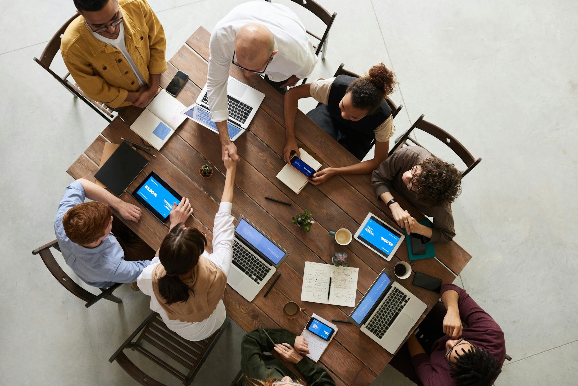 Business meeting with tech leadership — Ready live.